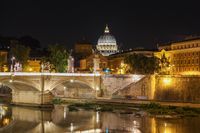 Das Bild zeigt den Tiber und den Petersdom in Rom bei Nacht