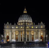 Der hell erleuchtete Petersdom erstrahlt in der Nacht